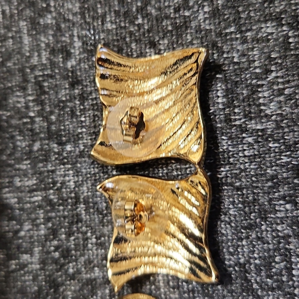 2 vintage earrings, 1 by KJL for Avon, 1 unknown - Picture 5 of 6